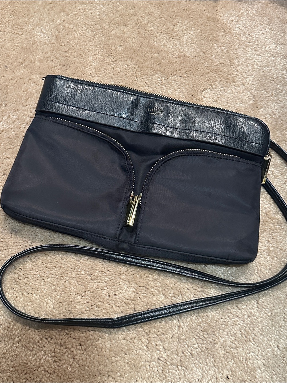Tutilo New York Sleek BlackCrossbody with Front Zip Details